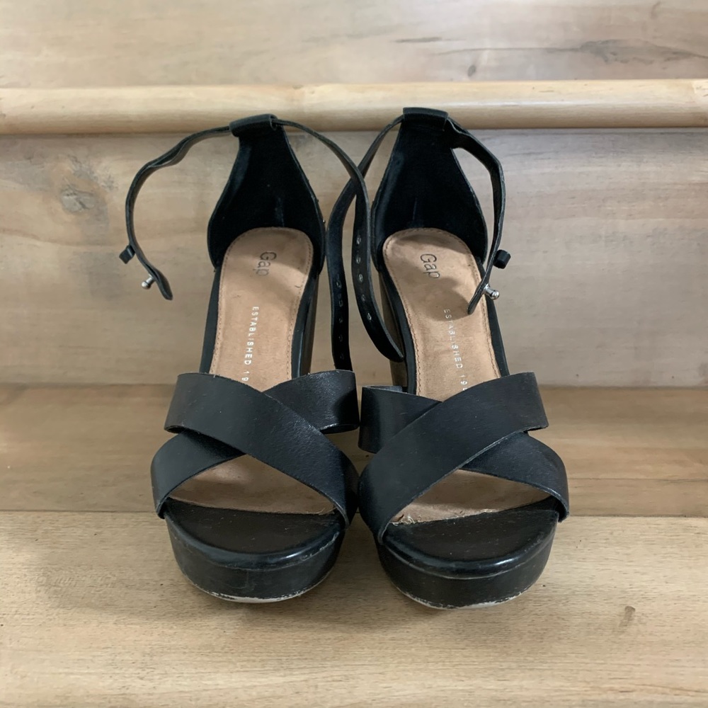 Gap Sandals size 7 good condition.